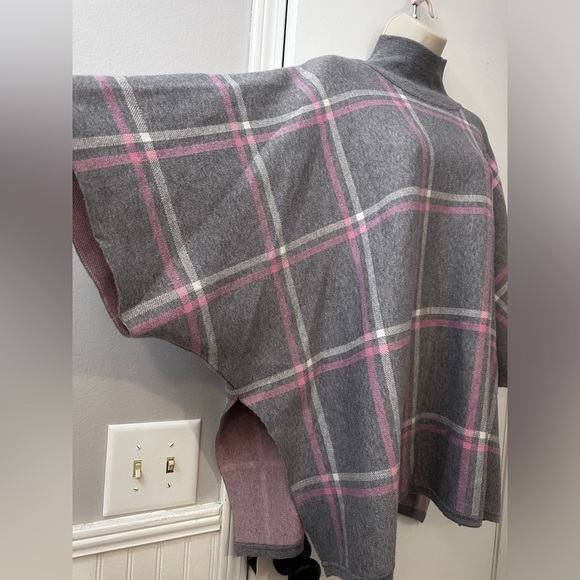 Max Studio Women’s Gray Plaid Poncho One Size - Cozy Turtleneck Cape Wrap - Picture 4 of 12